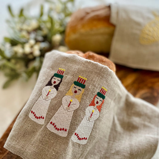 Linnehandduk eller bakduk av linne med brodyr. Lucia (tre stycken) broderade.