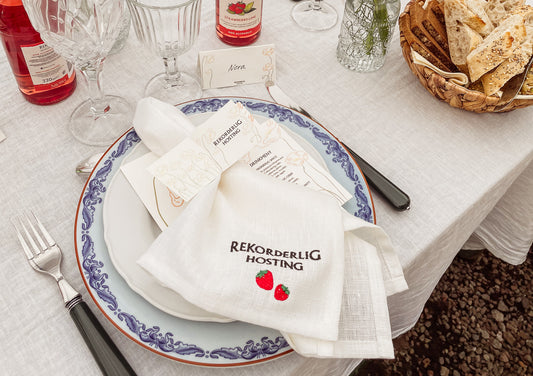 Vita linneservetter med brodyr Rekorderlig Hosting och jordgubbar