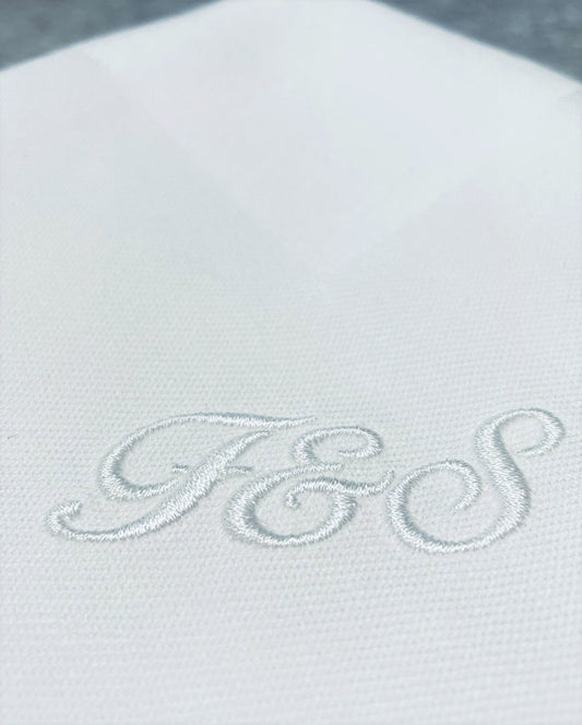 Tygservetter servetter med broderade initialer som bröllopspresent till brudpar. Hållbara och lättskötta. Personlig present som är användbar och klassisk.