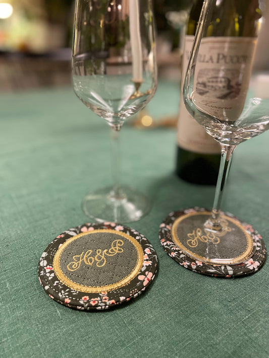 Glasunderlägg med broderat monogram