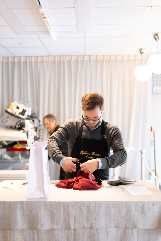 Brodyr som event i butik i Stockholm. Vi broderar kläder och necessärer hos Djerf Avenue.