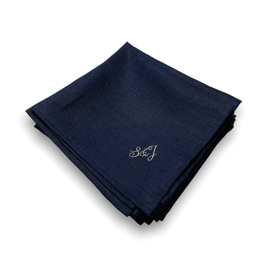 Tygservetter med monogram. Linneservetter till bröllop med initialer broderade.