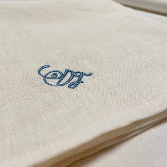 Monogram på tygservett av tvättat mjukt linne