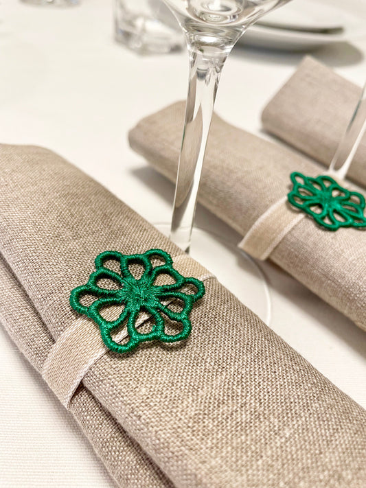 Linneservetter med monogram eller annan dekor broderat passar dukningar hela året.