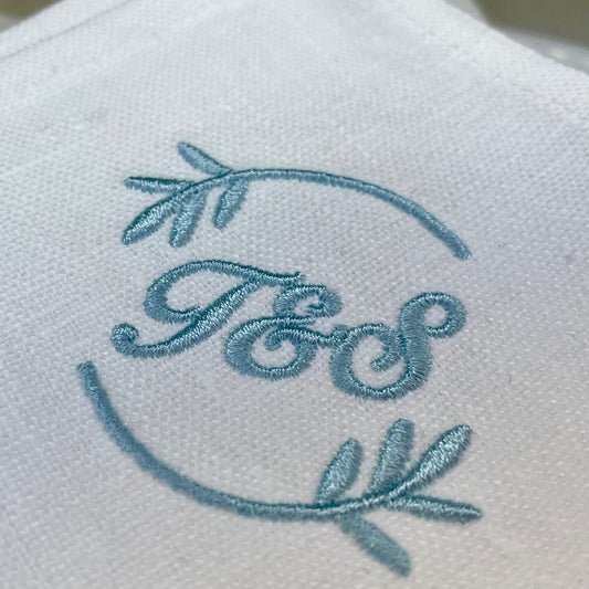 Vita linneservetter med broderat monogram eller broderade initialer och dekor. Gyllene Tråden syr och broderar på beställning. Svenskt småskaligt hantverk, perfekta presenter.
