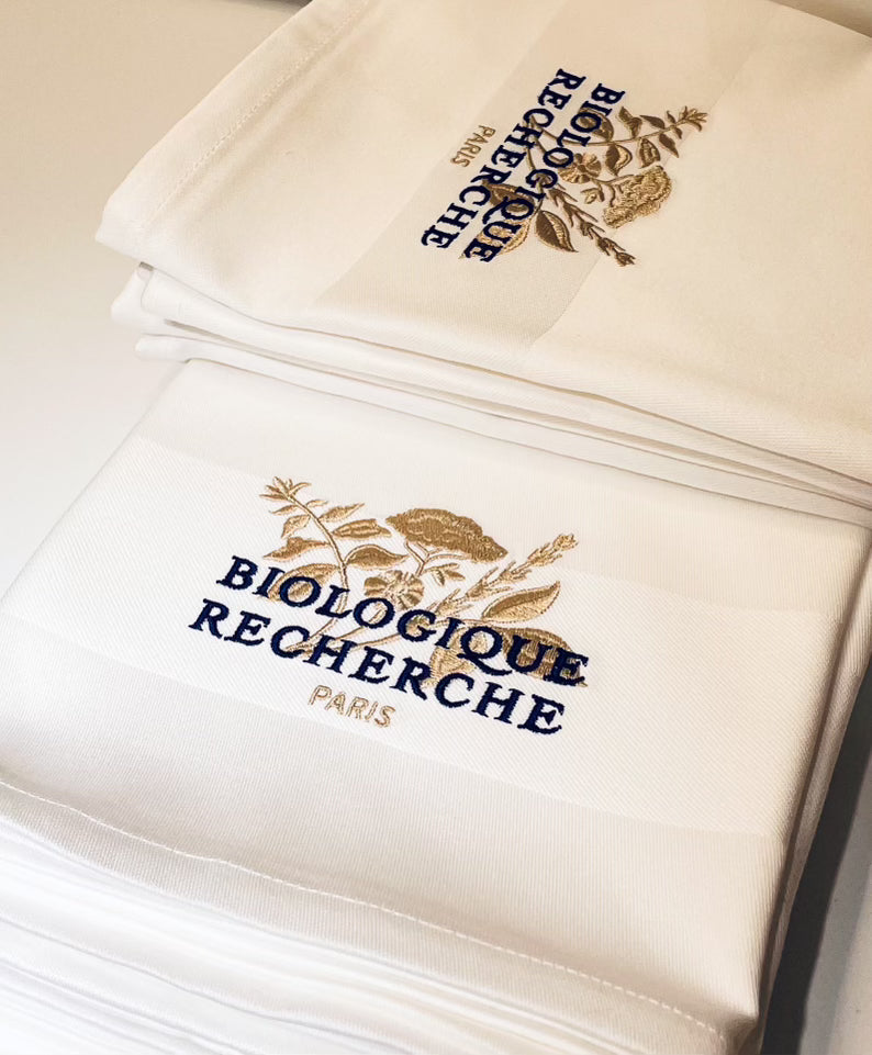 Servetter med broderad logotyp