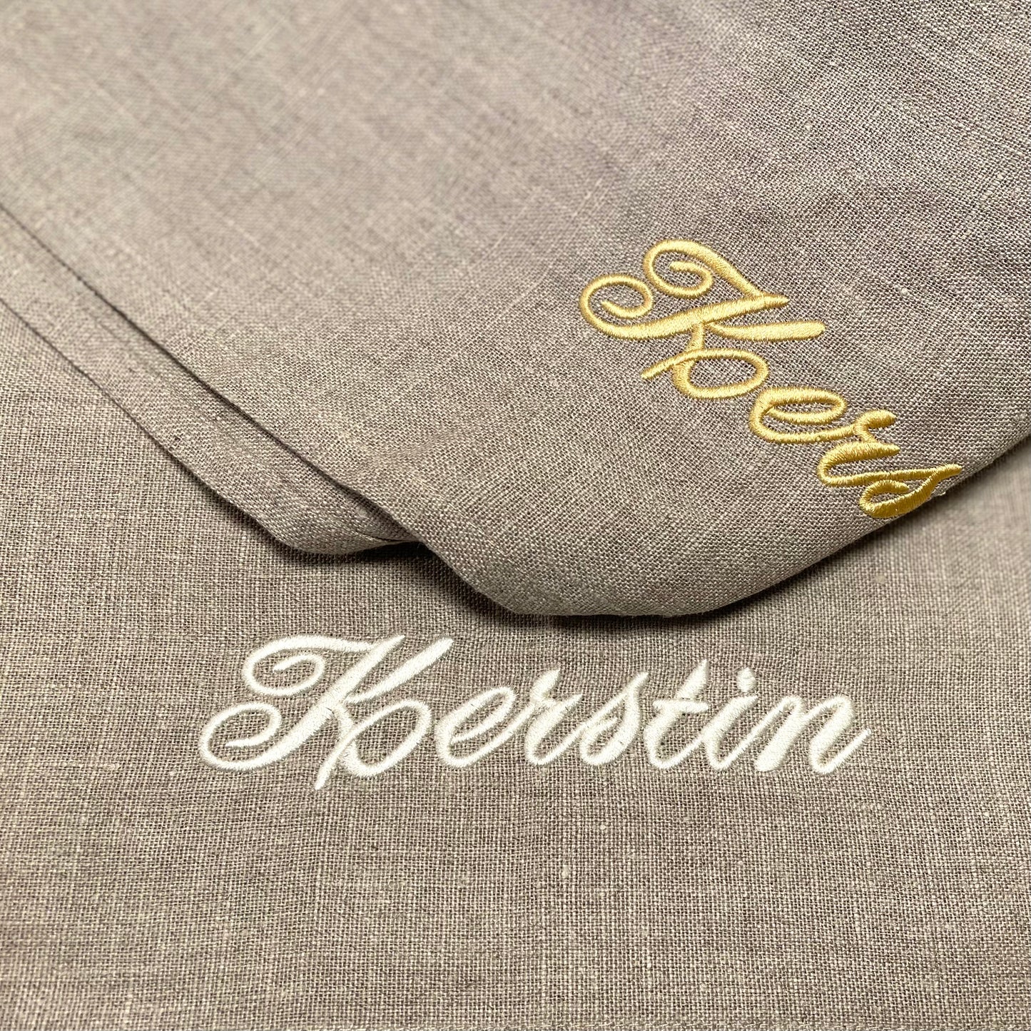 Vackra kökshanddukar av 100% linne med namn, monogram eller text broderat. Linnehandduk av oblekt linne.