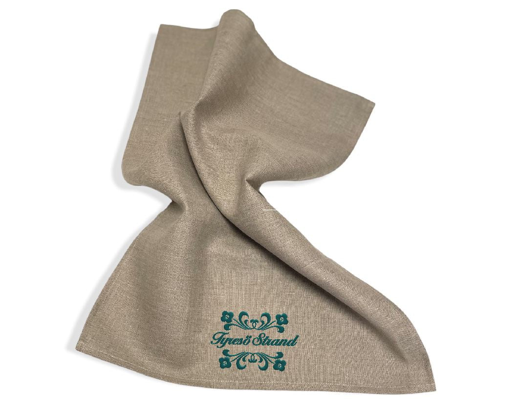 Broderat namn och dekor på linnehanddukar. Vi broderar på beställning. Välj initialer eller namn. Kelly-grön tråd på oblekt linne.