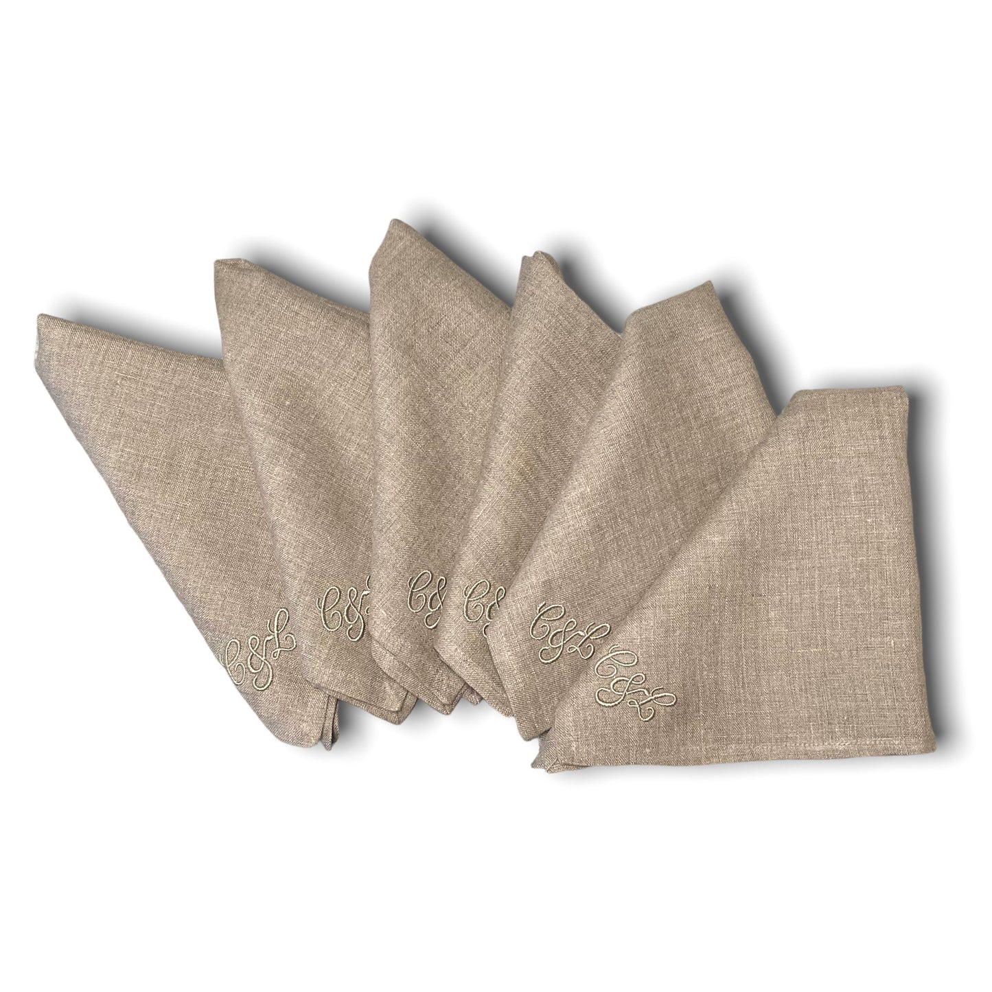 Linneservetter tygservetter av linne med broderade initialer namn eller monogram. naturfärg linnefärg sys på beställning.