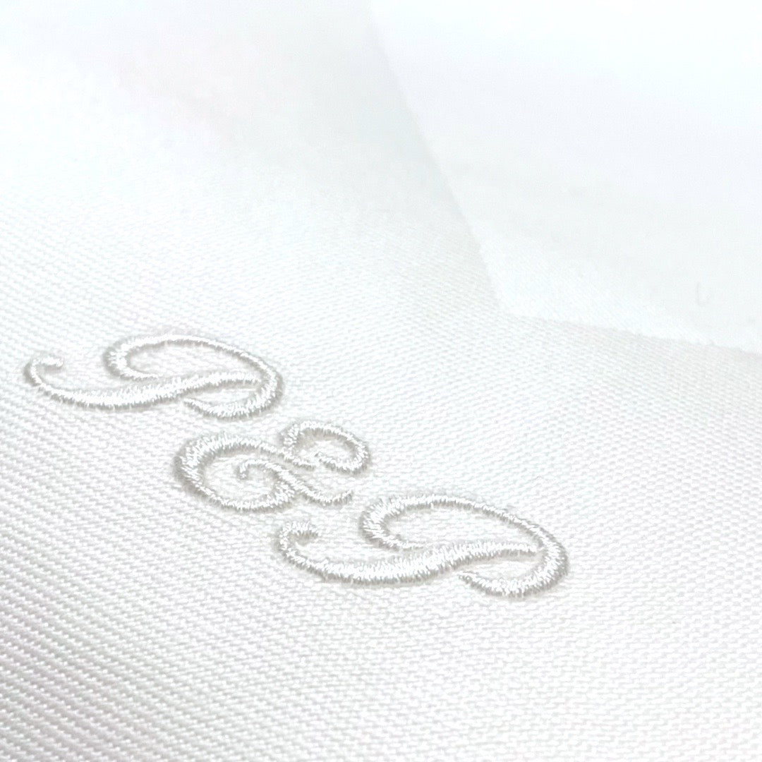 Klassiska lyxiga vita tygservetter av tät och fin bomull. Lika lyxiga som linneservetter. Monogram broderas. Vitt monogram på vit tygservett är klassiskt och tidlöst. till fest och bröllop.