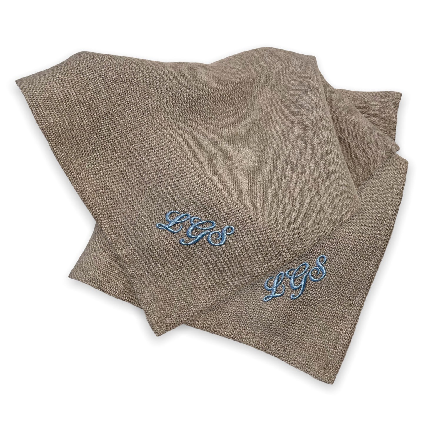 Linneservetter tygservetter av linne med broderade initialer namn eller monogram. naturfärg linnefärg sys på beställning. Bra present som är hållbar och uppskattad
