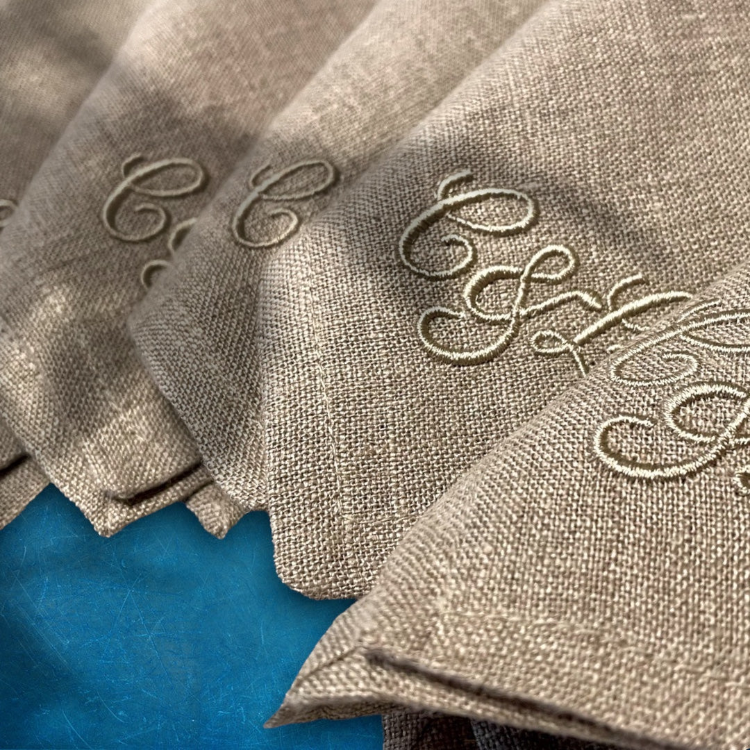 tygservetter av linne med broderade initialer namn eller monogram. naturfärg linnefärg sys på beställning.