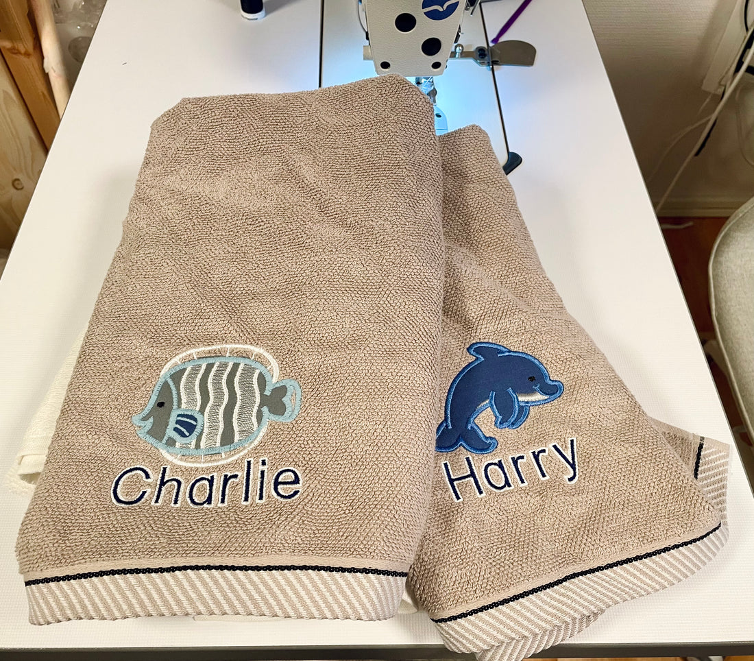 Handdukar med namn till barn. Broderade namn och motiv på små handdukar till badrum.
