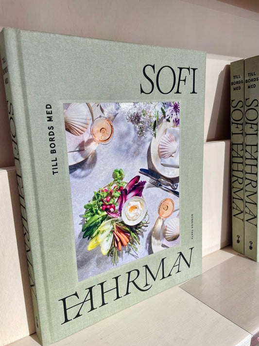 Bok med fina dukningar av Sofi Fahrman. Gyllene Trådens servetter finns på en av sidorna i boken.