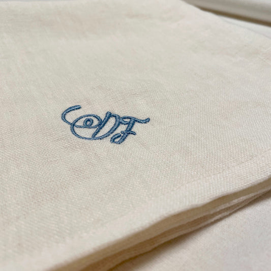 Monogram på tygservett av tvättat mjukt linne 