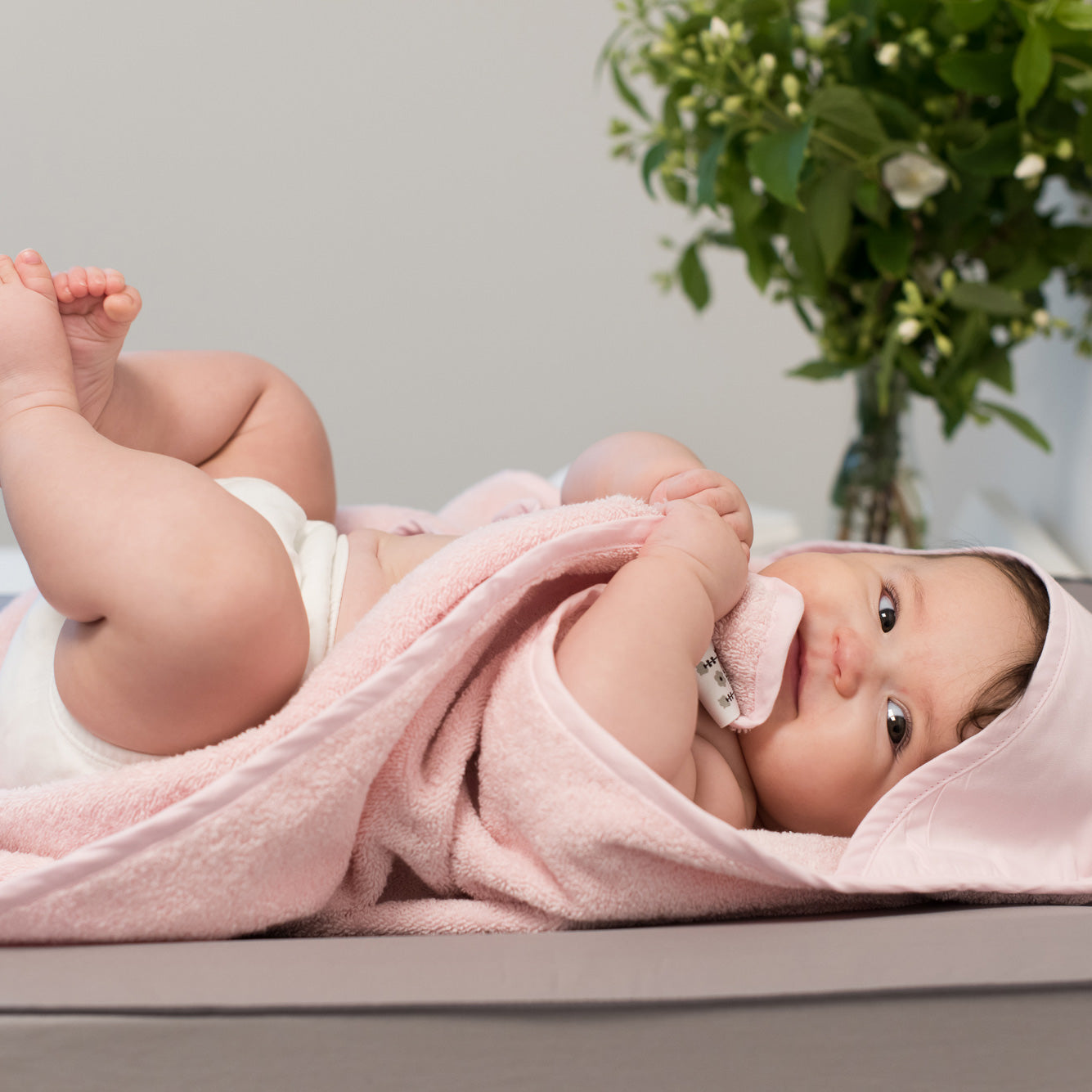 Baby handduk med luva och namn broderat. Ekologisk bomullsfrotté rosa