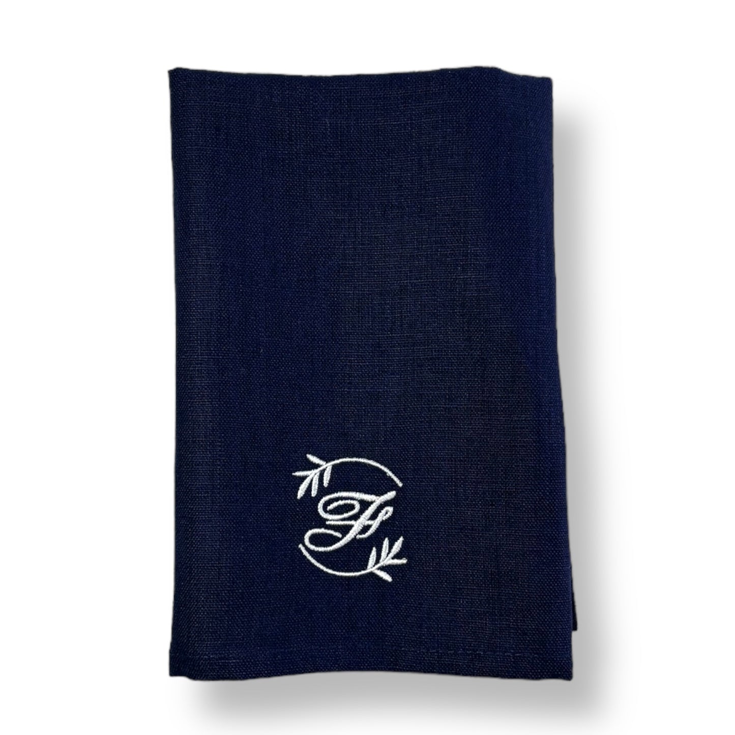 Mörkblå tygservetter av linne, ljus brodyr med initial och modern dekor runt. Personlig present.