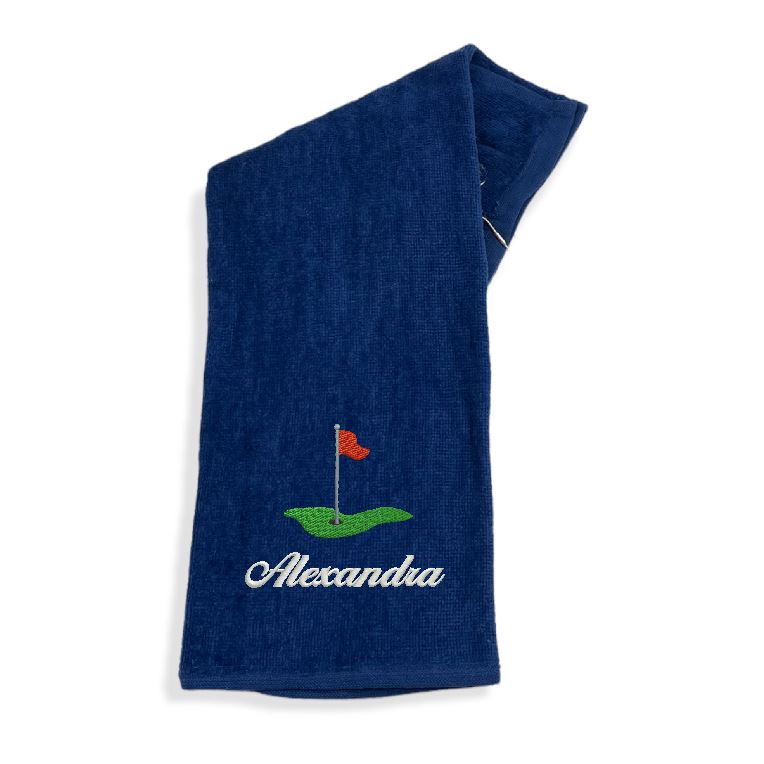 Blå (kornblå) golfhandduk med namn broderat. Bra present till den som golfar. Motivet golf green med flagga. Broderas på beställning hos Gyllene Tråden.